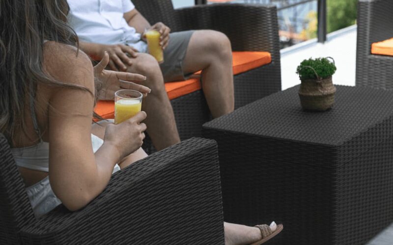 Muebles de plástico ideales para balcones pequeños en Costa Rica